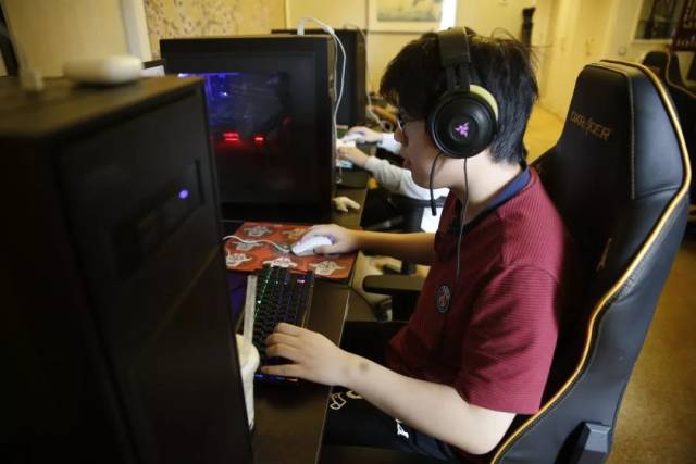 这不得冲一波？S赛决赛电竞椅将被拍卖