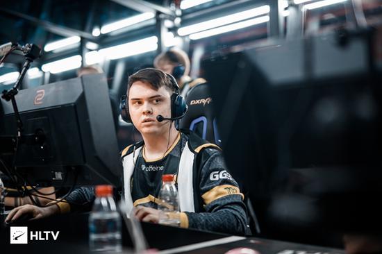 伞皇谈Knight取关BLG：我房管说是假的 本来就没关注过！